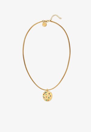 Collana in oro con ciondolo rotondo decorato con pietre quadrate e a forma di diamante colorate. Texture liscia con una finitura lucida.