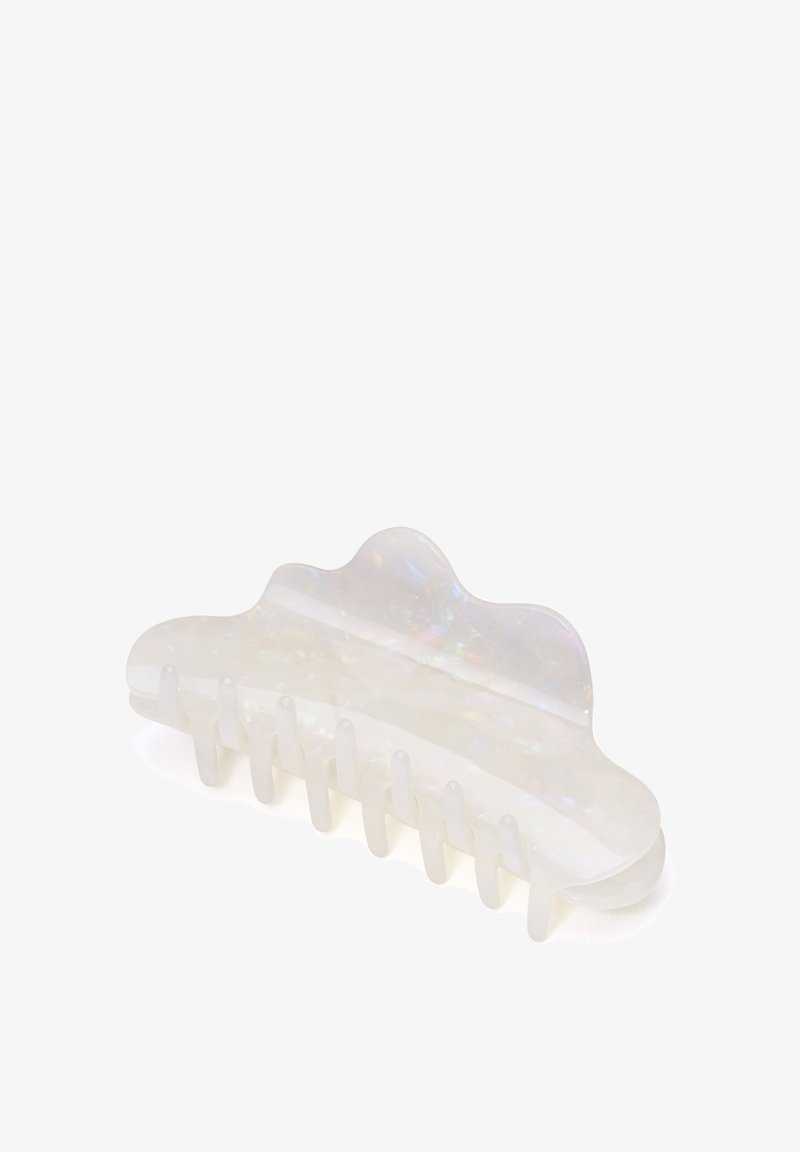 Clip per capelli traslucido con una silhouette ondulata, realizzato in materiale lucido. Presenta una finitura perlacea e otto denti di presa per una tenuta sicura.
