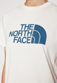 The North Face RELAXED EASY TEE - Apdrukāts T-krekls - white dune/midnight petrol