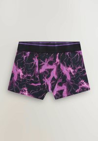 Boxers pour hommes en noir avec un motif d'éclairs rose vif. Tissu doux, taille élastique avec des bandes d'accent violet, design ajusté.