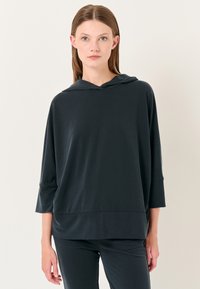 Felpa con cappuccio grigia scura, dal taglio morbido, maniche a tre quarti e un design del colletto sottile, caratterizzata da una texture liscia e dettagli minimi.