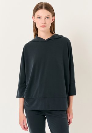 Donkergrijze jersey hoodie met een losse pasvorm, 3/4 mouwen en een subtiele halslijn, met een soepel textuur en minimale details.