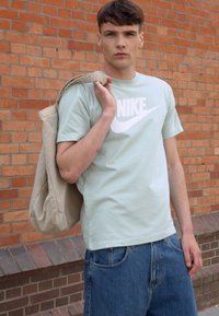 Nike Sportswear TEE ICON FUTURA  - Potiskana majica - grauweiss