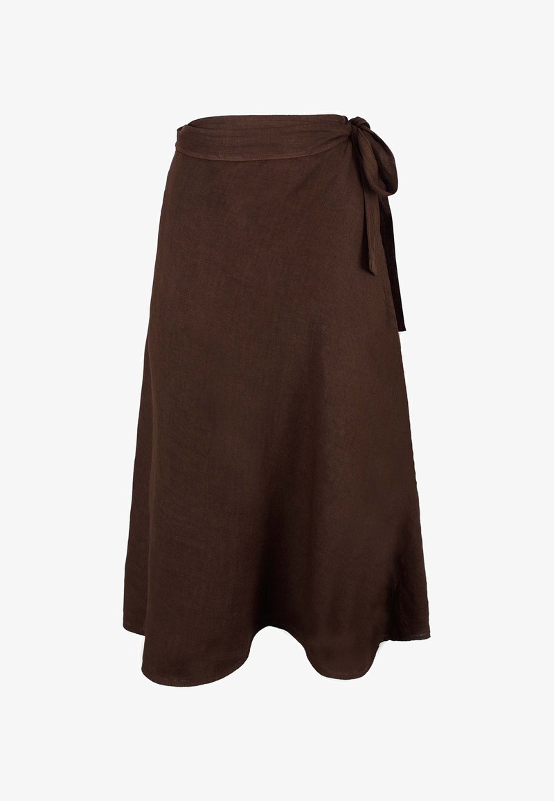 Bruine linnen wikkelrok met een gestrikt tailleband, met een luchtige, A-lijn silhouet en een zachte textuur. De zoomlijn is licht gebogen.