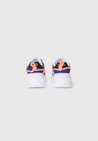 Białe i czarne sneakersy z żywymi niebieskimi i neonowymi różowymi akcentami, z teksturowaną podeszwą i unikalnym detalem sznurowania na pięcie.