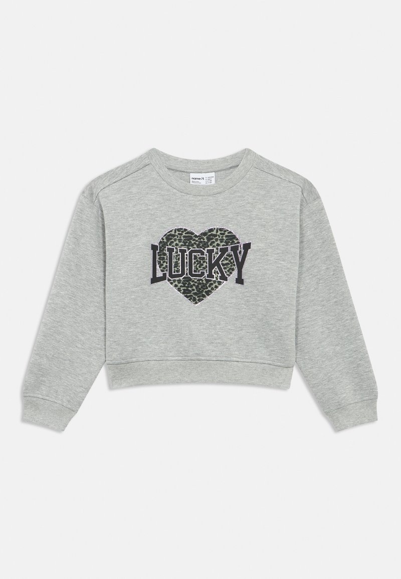 Γκρι cropped φούτερ με ραγκλάν μ ανίκια. Διαθέτει γραφικό με καρδιά σε λεοπάρ σχέδιο και τη λέξη «LUCKY» με έντονα μαύρα γράμματα.