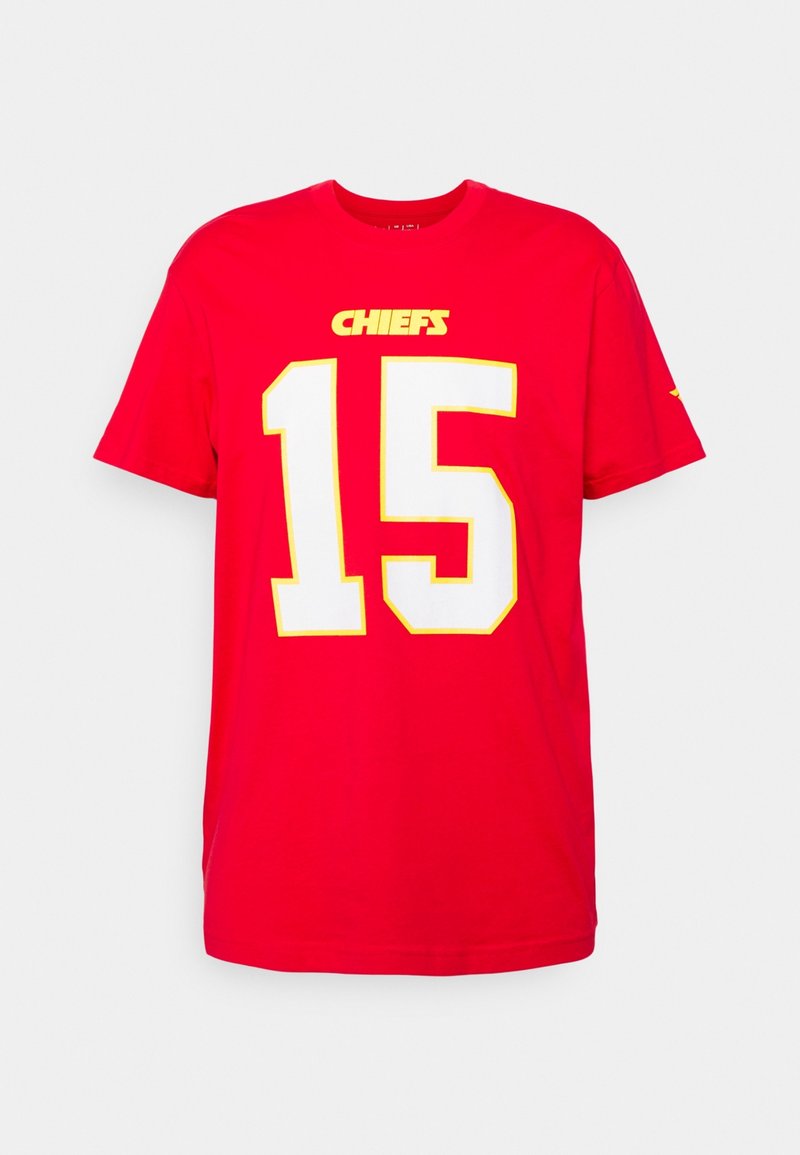Camiseta de algodón roja con la palabra "CHIEFS" en texto amarillo encima del número "15" con contornos en blanco y amarillo, de manga corta y con cuello redondo.