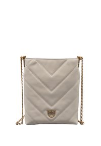 Borsa a tracolla in pelle grigia chiara con un motivo a chevron trapuntato, tracolla a catena dorata e un accento logo circolare al centro in basso.