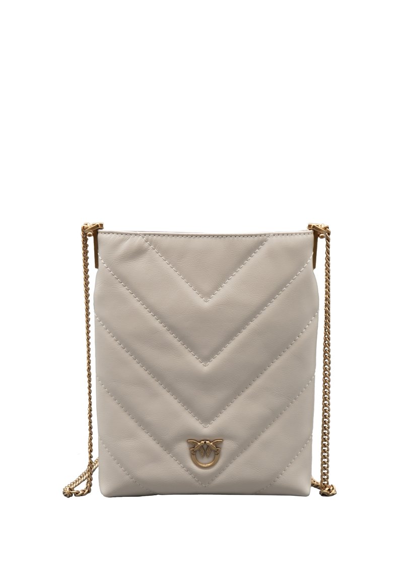 Borsa a tracolla in pelle grigia chiara con un motivo a chevron trapuntato, tracolla a catena dorata e un accento logo circolare al centro in basso.