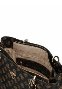 Borsa nera a motivo con dettagli dorati, dotata di più tasche interne e di un comparto con zip, realizzata in materiale sintetico.