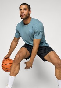 Under Armour CANT HOOP  - Apdrukāts T-krekls - jasper blue/ash blue