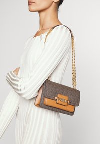 MICHAEL Michael Kors - HEATHER XBODY - Geantă crossbody - brown/acorn Imagine miniatură 1