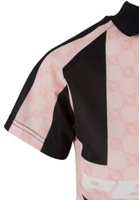 Majica s kratkimi rokavi v črni in roza barvi. Ima teksturiran, vzorčan dizajn na roza tkanini in enobarvne črne dele. Visok ovratnik.