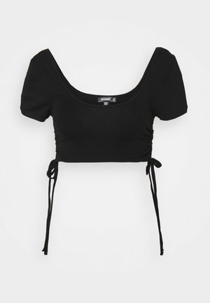Top corto nero a maniche corte con scollo a girocollo e lacci laterali regolabili per un dettaglio arricciato.