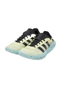 Limetkové a čierne športové topánky s textúrovaným zvrškom, čiernymi šnúrkami, tromi čiernymi pruhmi a svetlomodrou, polstrovanou podrážkou.