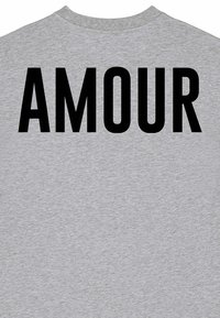 Grijze T-shirt gemaakt van een katoenmix met een ronde hals. Zwarte tekst "AMOUR" prominent weergegeven op de achterkant. Zachte textuur.