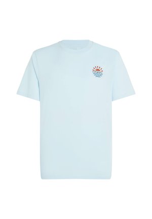 Lichtblauw T-shirt met korte mouwen en een ronde hals. Bevat een grafisch ontwerp van een zon en golven, samen met de merknaam "O'Neill."
