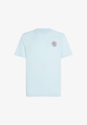 Helles blaues T-Shirt mit kurzem Arm und rundem Halsausschnitt. Mit einem Grafikdesign von einer Sonne und Wellen, sowie dem Markennamen "O'Neill."