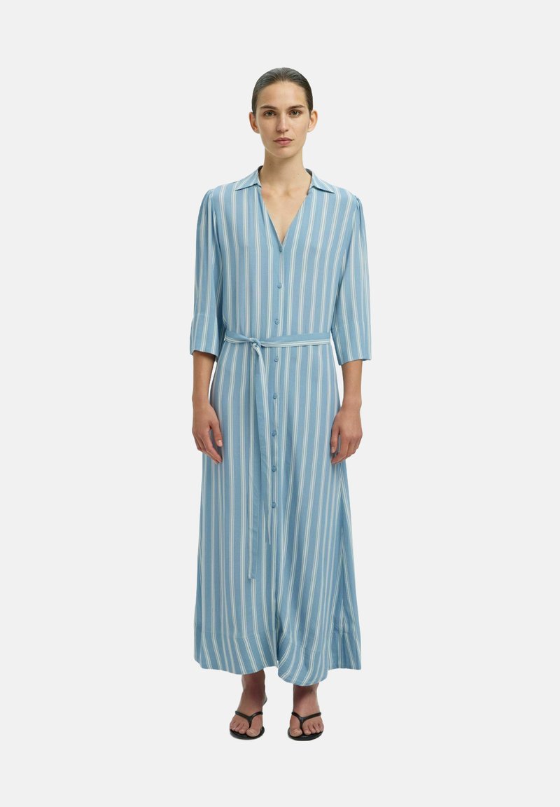 Hellblau gestreiftes langes Kleid mit drei Viertelärmeln, Knopfleiste, Kragen und einem Bindegürtel in der Taille. Weicher Stoff mit fließendem Design.