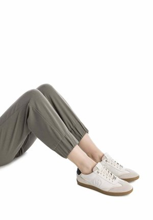Carmela, ZAPATILLA DE MUJER PLANO  - HIELO - Zapatillas - blanco