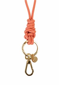 Porte-clés en cuir corail avec un design noué, doté d'un anneau en métal doré et d'un clip, ainsi qu'un petit charm rond attaché.