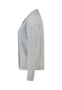 Lichtgrijze gebreide cardigan met lange mouwen en een decoratieve kralenrand bij de hals, gezien vanaf de zijkant.