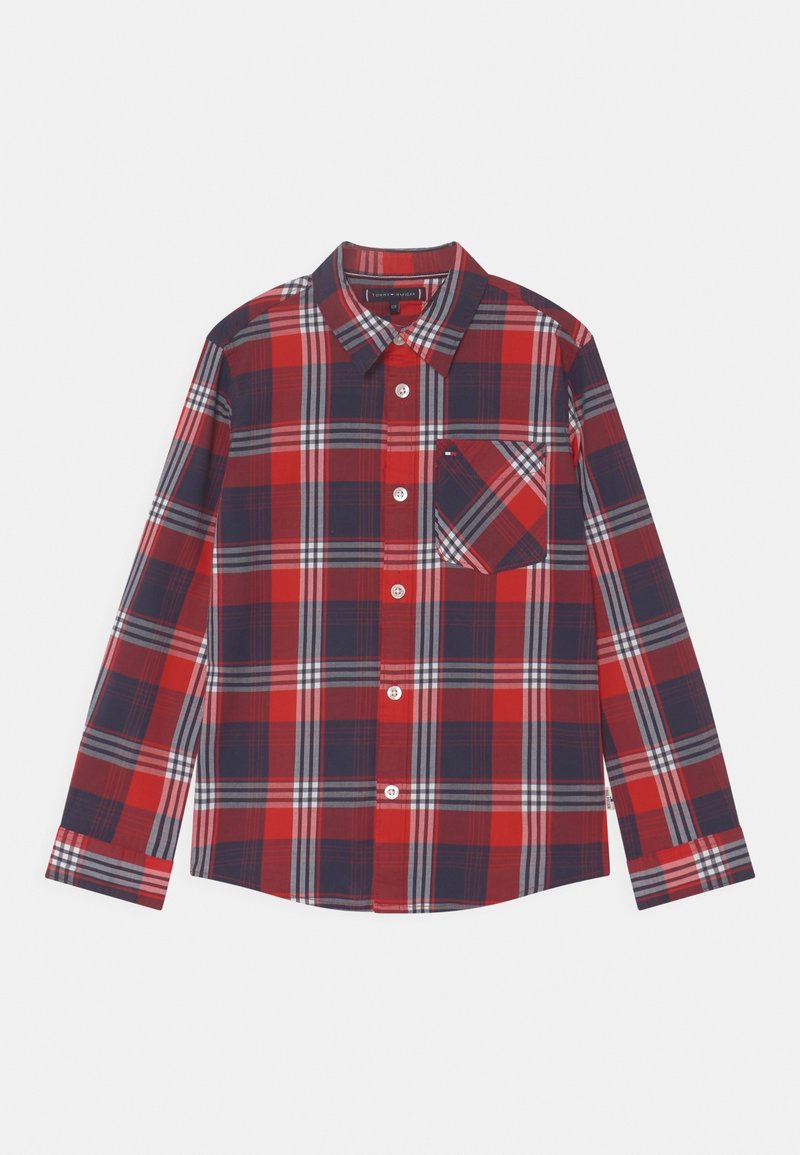 Chemise à boutons à carreaux rouge et marine avec des manches longues, dotée d'une poche poitrine et de lignes blanches contrastées dans le motif. Tissu en mélange de coton.
