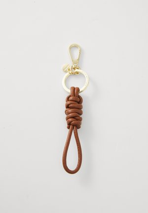 Brauner Leder-Schlüsselanhänger mit einem geschlungenen Design und einem geknoteten Abschnitt, goldfarbenen Beschlägen, einschließlich eines Karabiners und eines runden Rings.