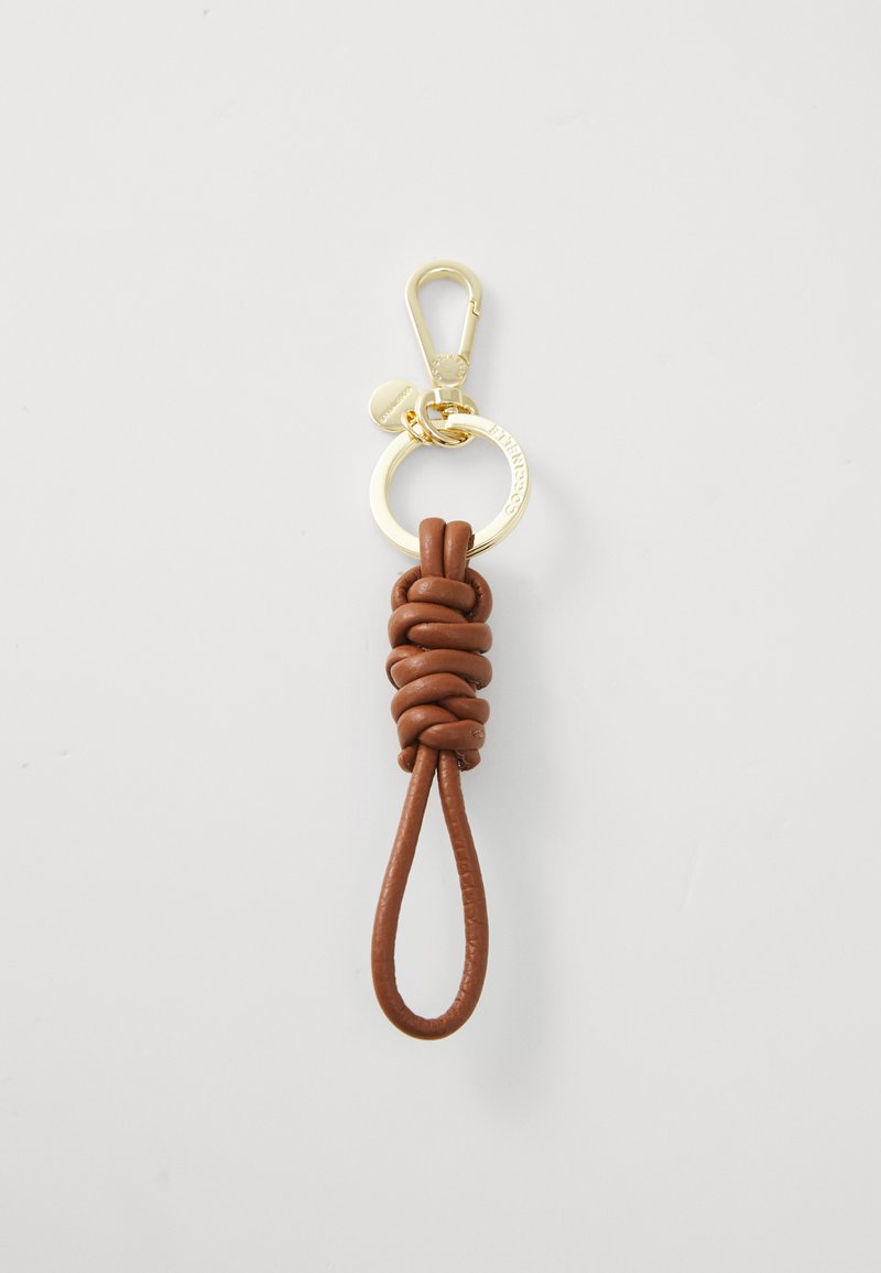 Portachiavi in pelle marrone presenta un design ad anello con una sezione annodata, ferramenta dorata che include un gancio e un anello circolare.