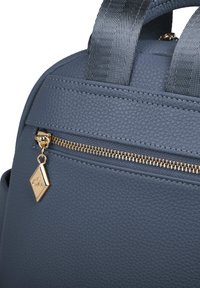 Grijze gestructureerde synthetische leren rugzak met gouden rits, inclusief een diamantvormige hanger. Heeft dubbele handvatten aan de bovenkant en een gestructureerde vorm.