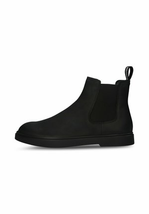 Schwarzer Ledercalcutta-Boot mit elastischen Seitenteilen, flacher Sohle und einer gebrandeten Zuglasche hinten.