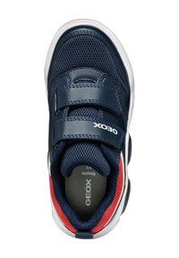 Marineblauwe sportschoen van mesh en leer, met twee verstelbare banden, een witte zool en rode accenten. Beschikt over een ademend ontwerp.