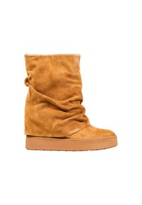 Stivaletto in suede color tan, caratterizzato da un design morbido, una piattaforma rialzata e una finitura testurizzata per un tocco di profondità.