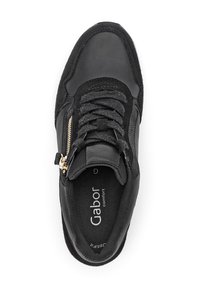 Chaussure de sport noire en cuir et textile, avec un bout arrondi, un laçage et une fermeture éclair sur le côté avec des accents en métal doré.