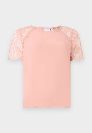 T-shirt à manches courtes en tissu pêche doux, avec des accents en dentelle sur les manches, un col rond et une coupe décontractée. Texture lisse.