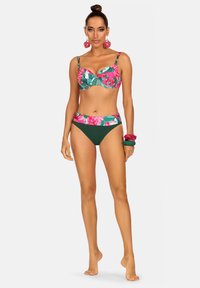 Zielony bikini z kwiecistym wzorem w różowym i białym kolorze. Bustier z wsparciem drucianym, regulowane ramiączka; dolna część z szerokim pasem i jednolicie zielonym kolorem.