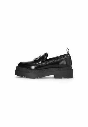 Mocassino in vernice nera con cuciture decorative, accessori in argento e una suola in gomma spessa con marchio in rilievo.