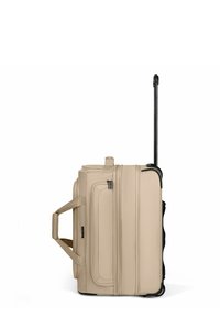 Valigia beige morbida con diversi scomparti con zip, due manici e un manico telescopico nero estensibile su sfondo bianco.