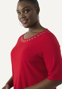 Ulla Popken RHINESTONE NECKLINE SHORT SLEEVE - Camiseta estampada - salsa