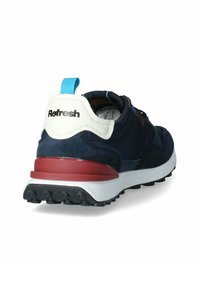 Scarpa sportiva blu navy con un contro tallone bianco, accenti rossi sulla suola e una tomaia testurizzata. Presenta un tirante turchese e un interno a motivi.