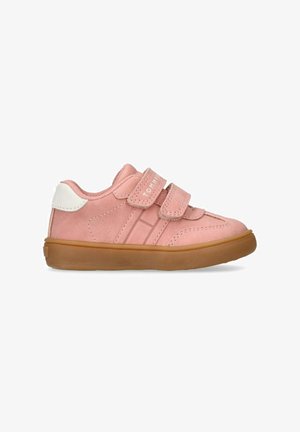 Sneaker in suede rosa con accentuazione bianca sul tallone, doppie cinturine in velcro e suola in gomma. Presentano il logo del brand sulle cinturine e sulle strisce laterali.