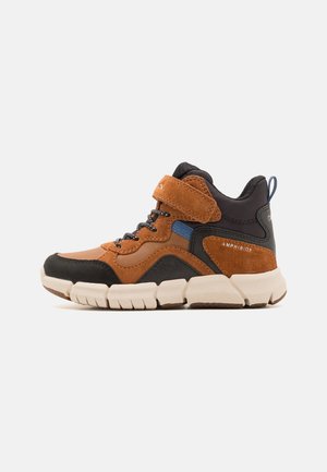 Baskets mi-hauteur brunes et noires en cuir suédé et matériau synthétique, avec une accent bleu, un design à lacets et une sangle Velcro.