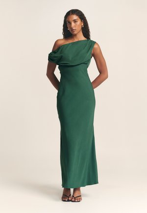 Robe de soirée vert profond, à une épaule, avec un corsage drapé, une jupe longue et une texture satinée lisse. Design minimaliste sans embellissements.