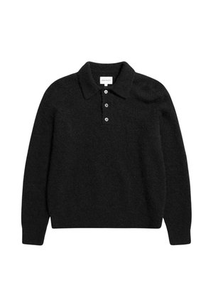 Sort langærmet sweater med en foldet krave og tre knapper foran, lavet af blødt, lodden strikstof.