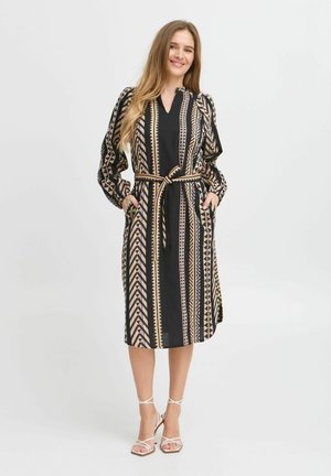 Robe noire avec des motifs géométriques dorés et roses, manches longues, ceinture à nouer et poches latérales ; fabriquée en tissu léger.