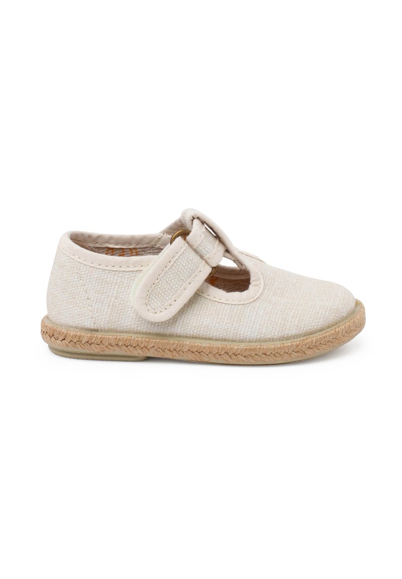 Beige canvas Mary Jane-schoen met een ronde neus, verstelbare band en een jute-stijl zool. Kenmerkt zich door een gestructureerde bovenkant en een open uitsnijding.