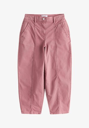 Różowe bawełniane spodnie z wysokim stanem, kieszeniami z przodu i zwężanymi nogawkami. Posiada widoczne szwy i zapięcie na guzik w pasie.