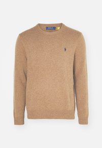 Pull marron tricoté avec col rond, manches longues, poignets et ourlet côtelés, présentant un petit logo bleu sur la poitrine gauche.