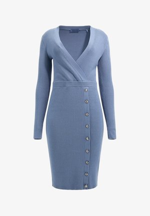 Robe en maille bleu clair avec un col en V, des manches longues, une silhouette ajustée et un détail de boutons le long du côté gauche. Matière côtelée texturée.