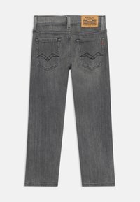 Halli denim teksad sirge lõikega, millel on kaks tagumist taskut ja vöökohtadele paigutatud tan värvi nahklabel ning chevron õmblus.